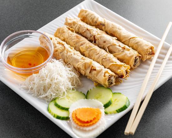 101. Vietnamese Style Deep-Fried Pork and Shrimp Spring Roll with Salad 越式春卷