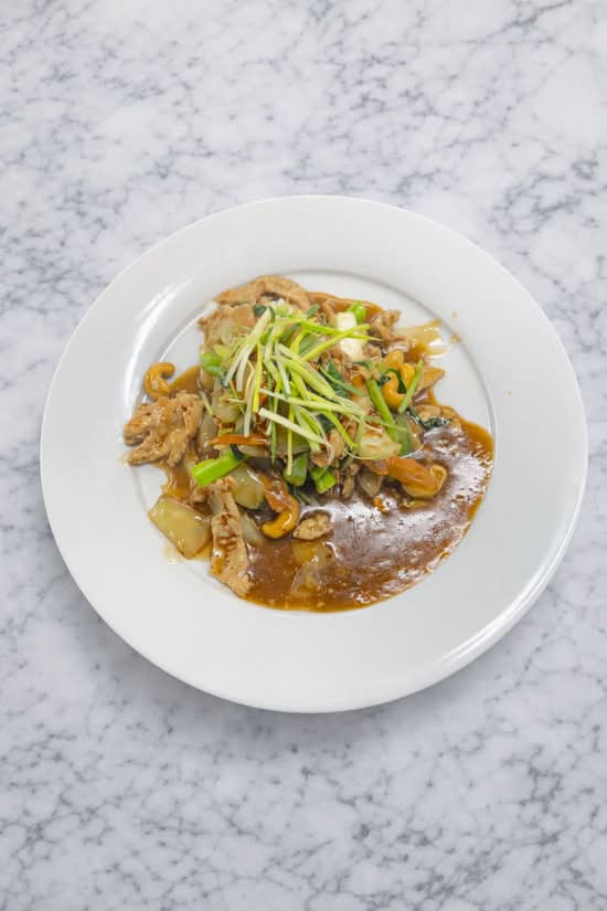 Stir-fried Chicken with Vegetable (Add Cashew $1) / Gà Xào Rau