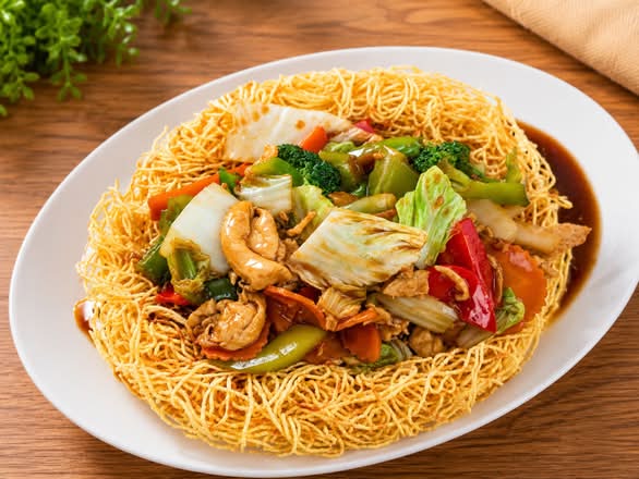 607C.Chicken and Vegetables With Crispy/soft Egg Noodle (Mì Xào Giòn/mềm Gà Rau Cải)