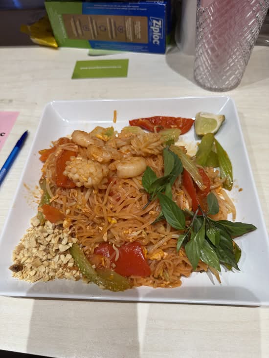 608D.Thai Style Stir Fried Rice Noodles With Assorted Seafood (Pad Thái đồ Biển)
