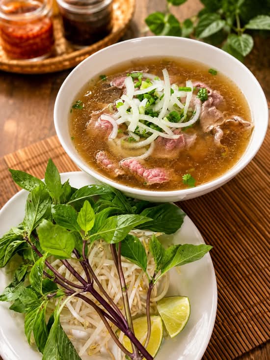 318.Rare Beef Rice Noodle Soup (Phở Tái)