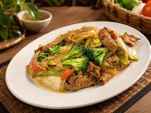 609B.Stir Fried Rice Noodles With Beef (Hủ Tiếu Xào Bò Rau Cải)