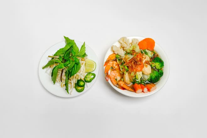 Rice Noodle in Seafood( Soup with Prawns, squid, crab meat, fish balls)