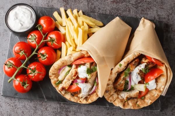 Quatre pita souvláki au poulet avec grande frite / Four Chicken Souvlaki Pitas with Large Fries🌯
