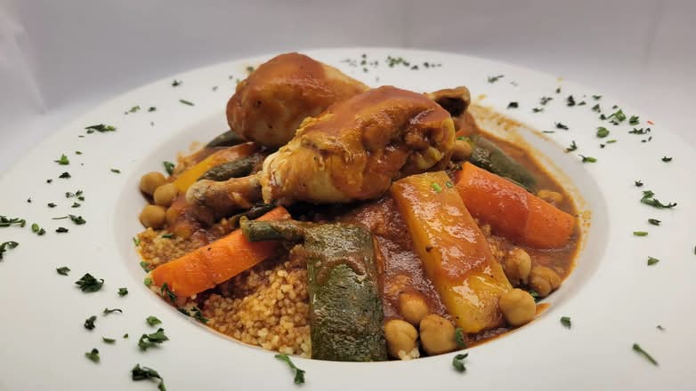 Couscous au Poulet (Cuisse) / Couscous with Chicken (Thigh)