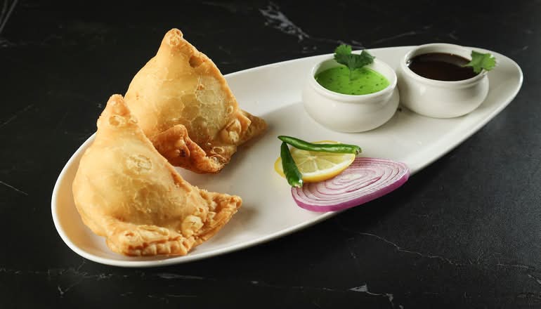 CHICKEN SAMOSA (1PC)