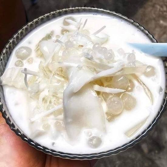 Vietnamese Coconuts dessert - Chè dừa dầm