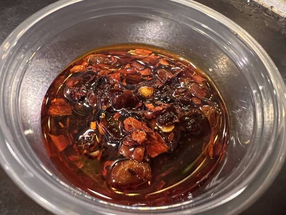 Sauce piquante maison(Contient des arachides)/Special hot saucee(Contains peanuts)