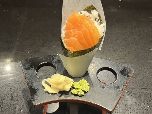 Salmon Hand Roll