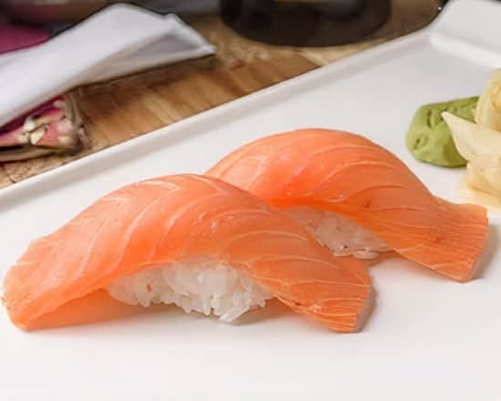 Smoked salmon Sushi (2 pcs)