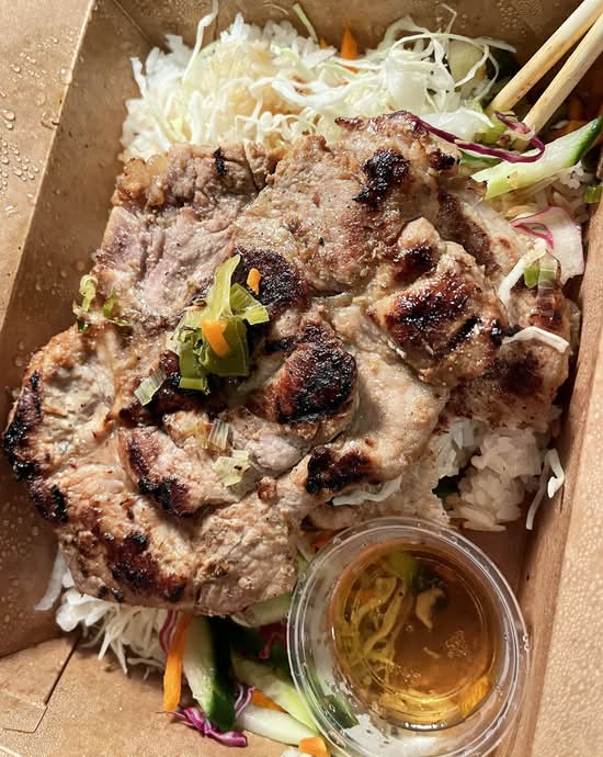 C5. Com Suon Heo Nuong