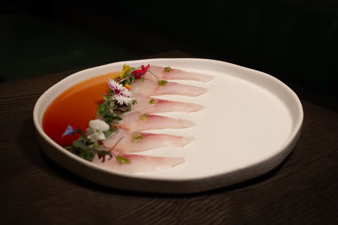 Assiette de sashimi loup de mer / Sea bass sashimi plate