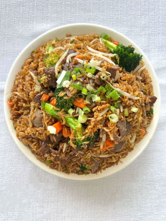 802. Riz frit au boeuf, sauce soja, et légumes / Fried Rice with Beef, Vegetables, and Soja Sauce