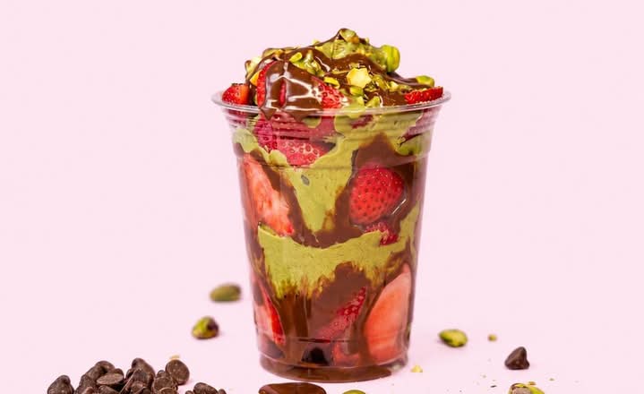 Strawberry Dubai Milk Chocolate Cup
