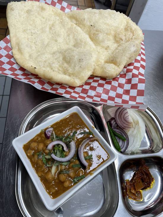 Chhole Bhature—(2pcs)