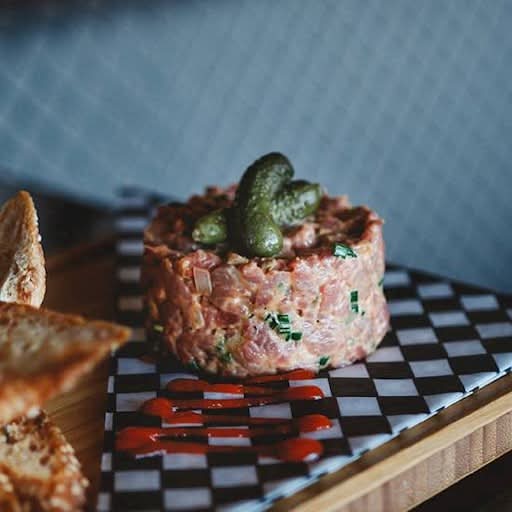 Tartare bœuf le classique repas / Beef Tartare the Classic Meal