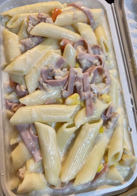 Ham and Shredded Chicken in Creamy Sauce with Penne Noodle 白汁火腿雞絲燴長通粉