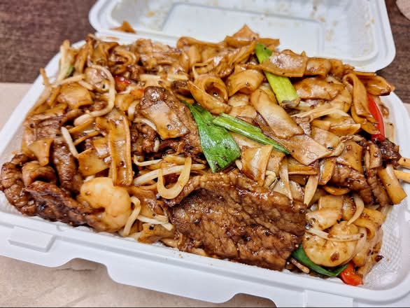 Sauteed Rice Noodle with Prawns and Beef in Black Pepper 黑椒雙星炒河
