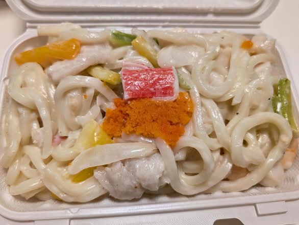 Pan-Fried Udon with Assorted Seafood and Shrimp Roe Japanese Style 日式飛魚子海鮮炒烏冬