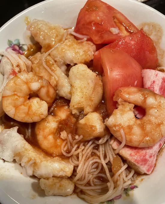 Assorted Seafood with thick vermicelli in Soup "Tom Yan Kung Style" 冬蔭功海鮮米線