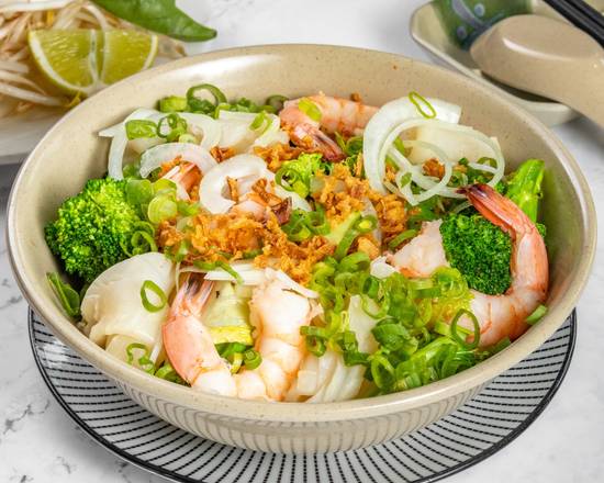 34. Vegetable & Seafood with Yellow Noodle or Rice Noodle in Soup (Mì Hoặc Hủ Tiếu Đồ Biển)