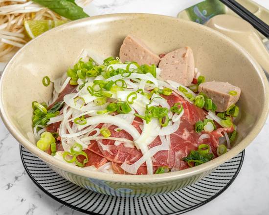 7. Rare Beef, Beef Ball Rice Noodle in Soup (Phở Tái, Bò Viên)