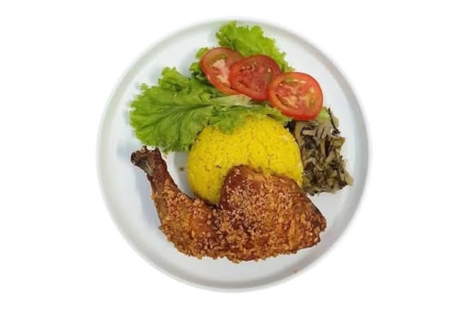 Garlic fish sauce fried chicken rice (cơm gà xối mỡ)