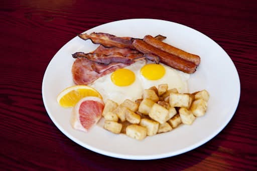 Petit Déjeuner avec 2 Ouef  et choix de viande / 2 Egg Breakfast - Choice of Meat