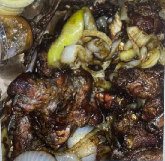 Dibi agneau accompagné de frites et salade fait maison