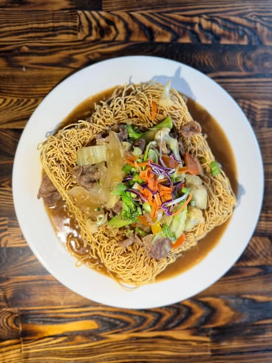 SE1. Beef Crispy Egg Noodle & Mixed Veggies