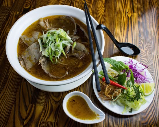 BH1. Traditional Spicy Rice Noodle Soup with Beef Shank & Rare Beef