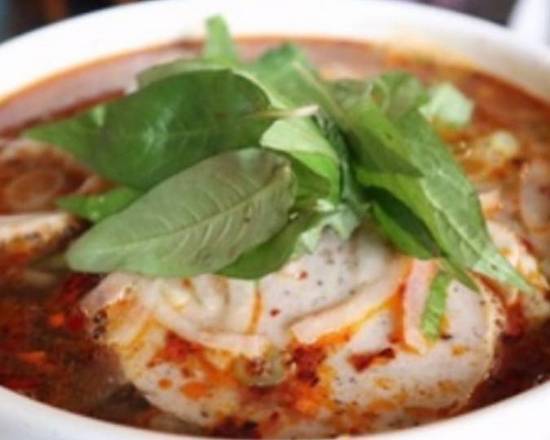 B8 - Hue Style-Beef, Pork with Vermicelli in Spicy Lemon Grass Soup