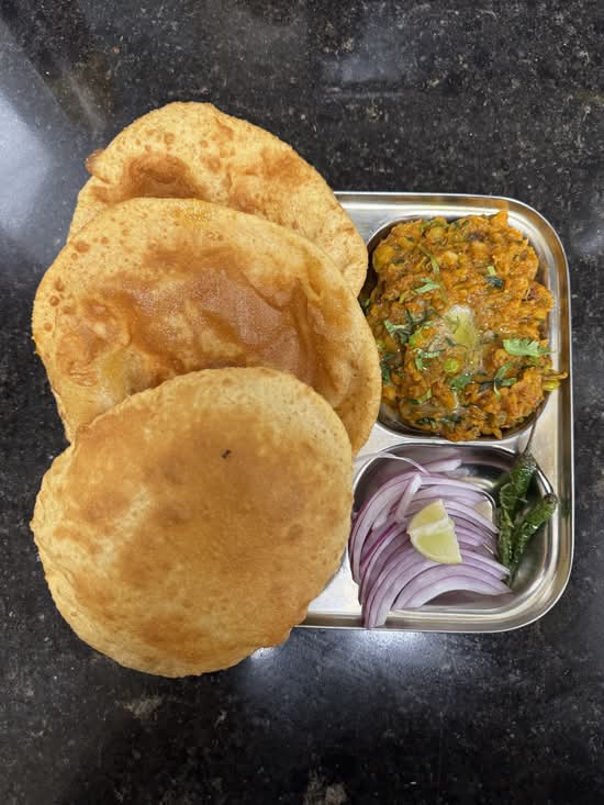 Pav Bhaji with Puri (3 puri)