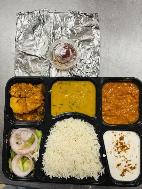 Veg Thali (Served with 2 tawa roti, rice and salad))