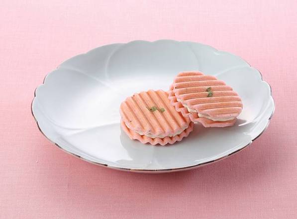 UM484-07 Minamoto Kitchoan Sakura Senbei Box of 7