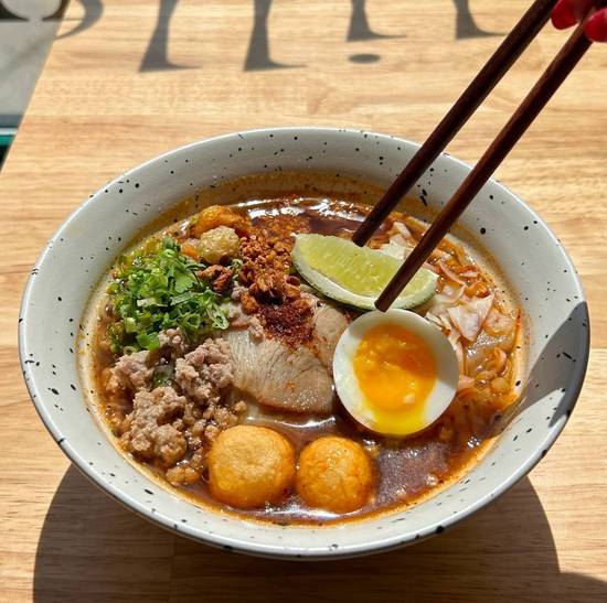 Spicy and Sour Noodle Soup / Kuay tiew tom yum