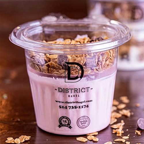Greek Yogurt With Granola / Yogourt Grec avec Granola