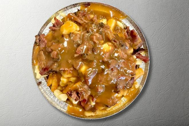 Poutine Viande Fumée (G) / Smoked Meat Poutine (L)