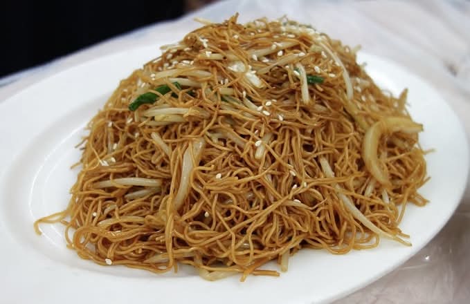 Bean sprouts fried noodles