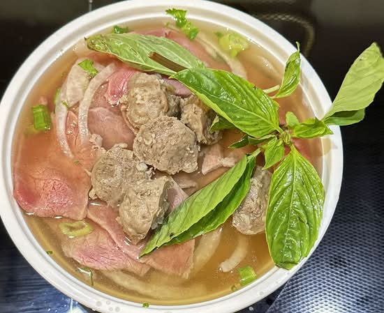 PH05. Phở tái bò viên / Rare beef & beef balls w/ rice noodle soup