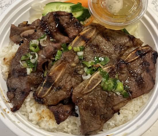 180. Cơm sườn bò non / Grilled beef short ribs on rice