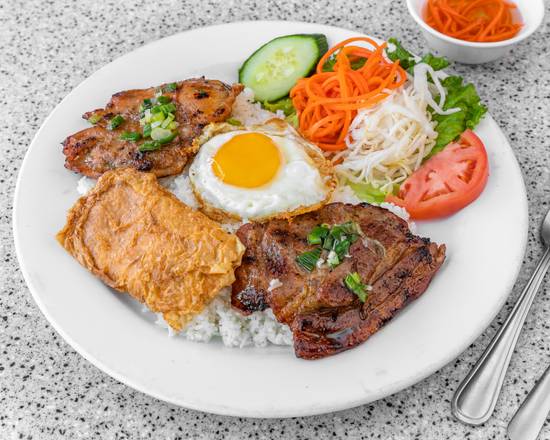 169. Cơm đặc biệt 4 món: tàu hủ ky tôm nem nướng gà nướng ốp la / Bean curd shrimp, sausage, grilled Chicken and fried egg on rice