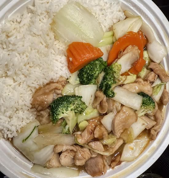 204. Cơm xào rau cải thịt bò /gà / Stir fried beef or chicken and mixed veggies on rice