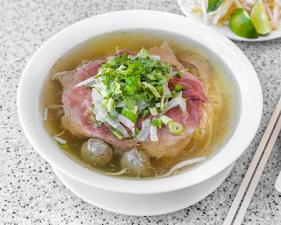 PH01. Phở đặc biệt / House special beef rice noodle soup