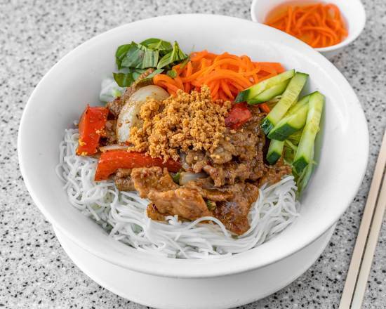 B17. Bún bò xào xả ớt / Vermicelli stir fried beef with lemon grass and hot pepper