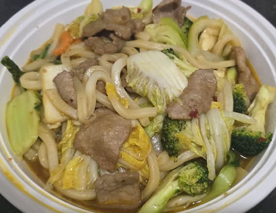 228. Udon xào saté thịt bò/gà / Stir fried beef or chicken, vegetables and saté sauce with udon noodles