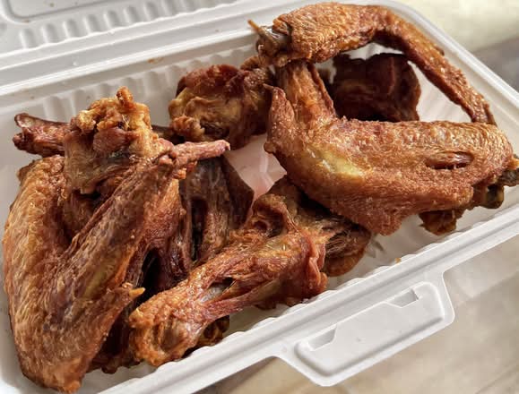 K06. Cánh gà chiên / Deep fried chicken wings (8pcs)
