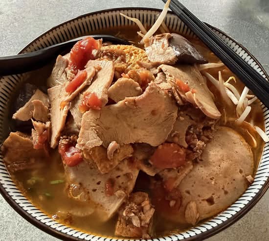 BN2. Bún riêu cua / Vermicelli in minced pork egg blood pudding and crab paste soup