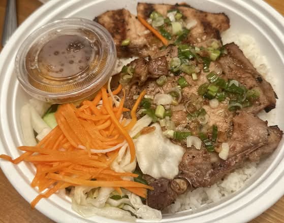 177. Cơm sườn nướng / Grilled pork chop on rice