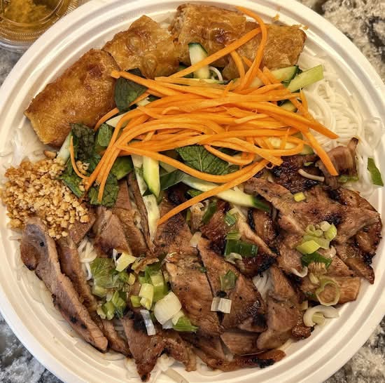 B03. Bún chả giò, thịt nướng / Vermicelli with spring roll, and grilled pork